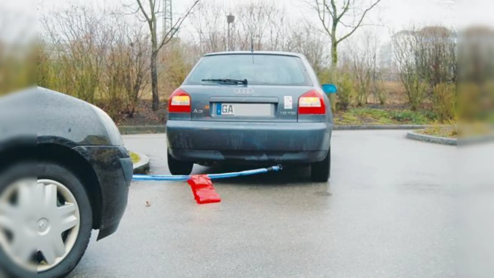 Beim Abschleppen eines betriebsunfähigen Fahrzeuges ist unter anderem zu beachten, dass an beiden Fahrzeugen die Warnblinkanlagen eingeschaltet sind.  	 (Foto: ADAC)