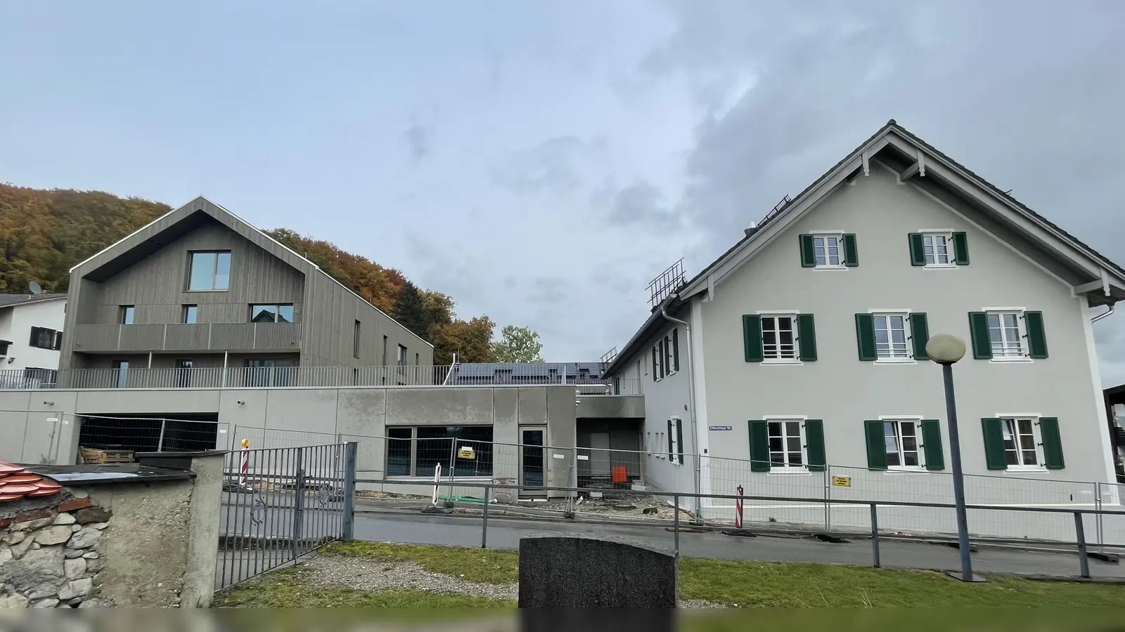 Links ist eines der neuen Häuser, rechts das renovierte Bestandsgebäude des Kirchenwirts. (Foto: pst)