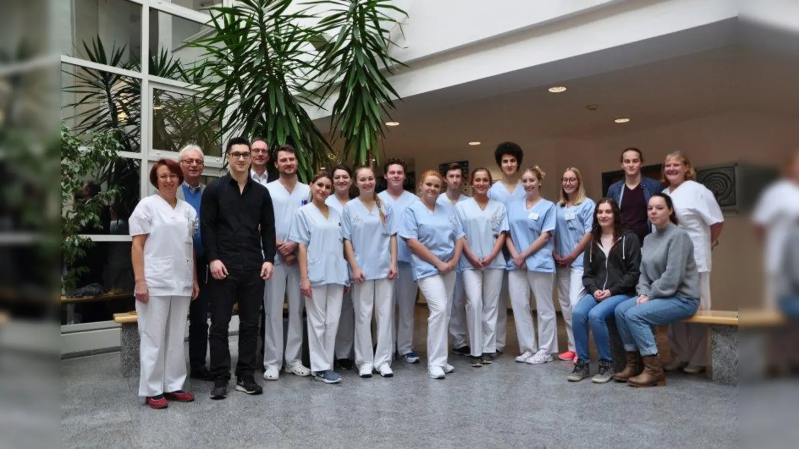 V.l: Irene Weinberg (Lehrerin für Krankenpflege), Wilhelm Huber (Pflegedirektor), Patrick Berktold, Reinhard Meyer-Bahlburg (Personalleiter), Andreas Thaler, Aikaterini Kokolalu, Alma Causenic, Tatjana Lindauer, Dennis Koch, Franziska Fuchs, Sven Keller, Kimberly Teschke, Rene Lang, Marlene Müller, Franziska Zisler, Svenja Wimmer, Christopher Bucke und Ljubow Steinbach sowie Elisabeth Freydag-Schmitz (Lehrerin für Krankenpflege). (Foto: Klinikum FFB)