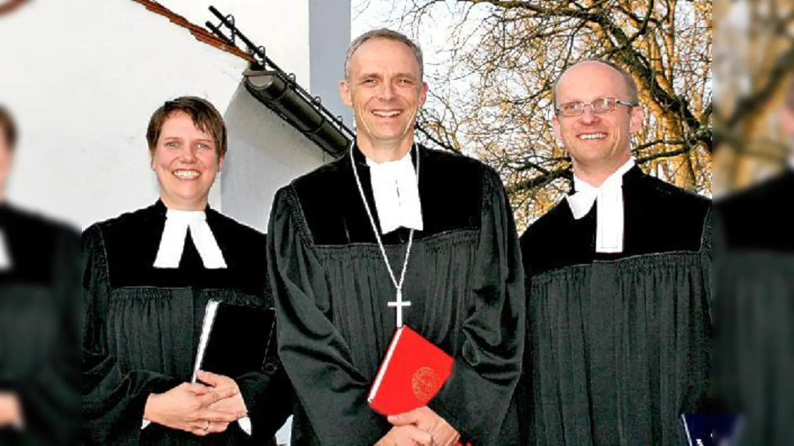 Dekan Mathis Steinbauer (Mitte) und das neue Pfarrerehepaar Irene Geiger-Schaller (l.) und Karsten Schaller (r.).  	 (Foto: hol)