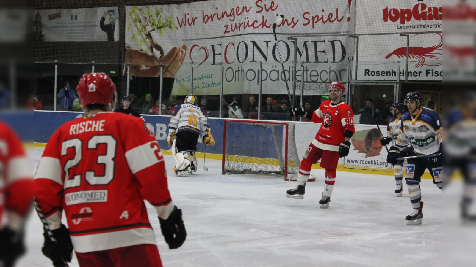 Verteidiger Marinus Kritzenberger unmittelbar nach seinem Führungstreffer zum 2:1 gegen die Löwen Waldkraiburg mit dem "ersten Gratulanten" Bernd Rische. (Foto: smg)