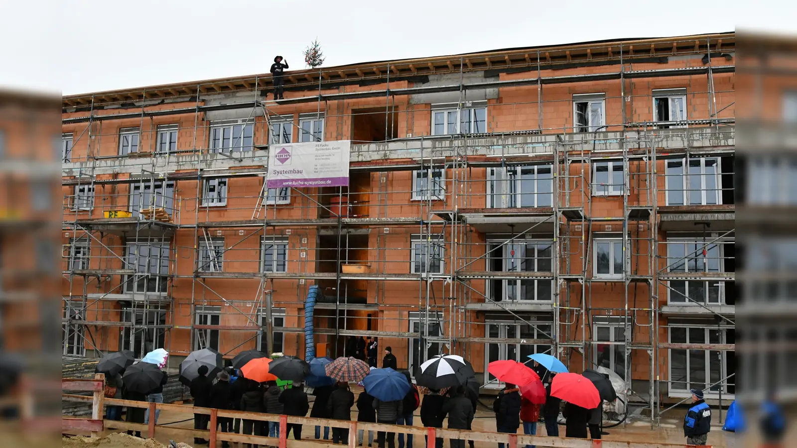 Im äußersten Nordosten des Baugebiets am Isarkanal entsteht ein Mietshaus mit drei Geschossen, Dachgeschoss und einer Tiefgarage.  (Foto: Gemeinde Unterföhring)