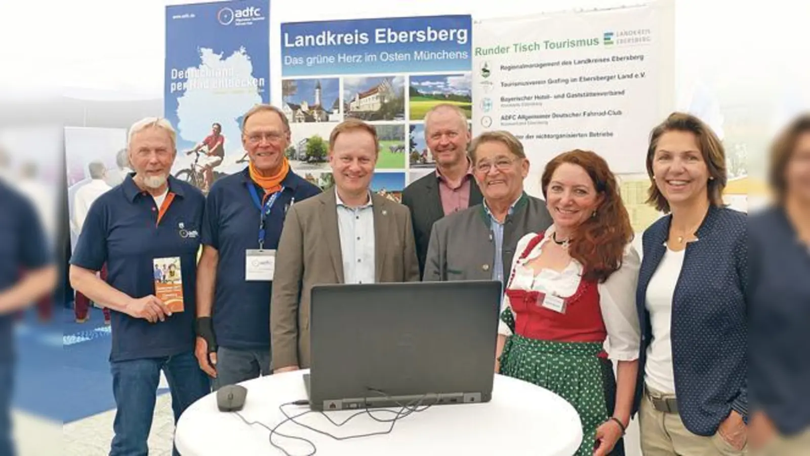 Mitwirkende am Runden Tisch Tourismus zusammen mit Landrat Robert Niedergesäß bei der Präsentation der neuen Homepage auf der EGA 2017 in Ebersberg.	 (Foto: LRA Ebersberg)