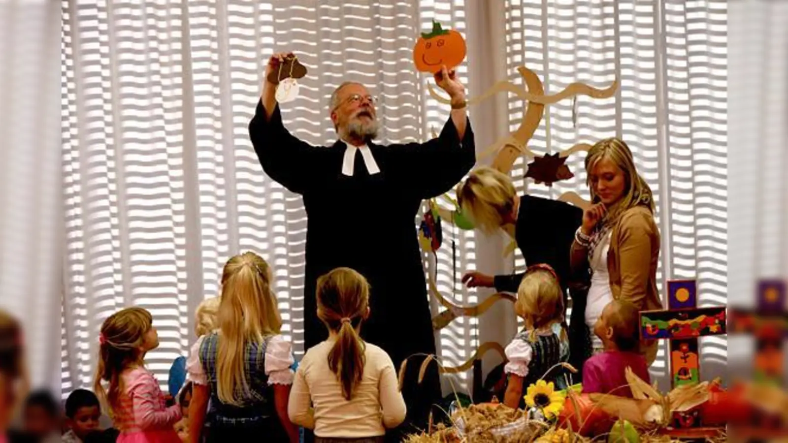 Den kahlen Baum schmückte der Pfarrer mit allem, wofür Kinder Dank sagen wollten.	 (Foto: VA)