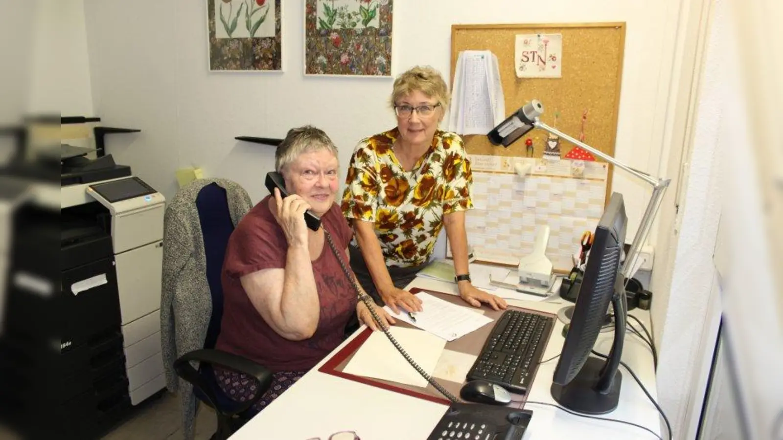 Brigitte Göggel (r.), die stellvertretende Leiterin des Seniorentreffs Neuhausen, zusammen mit Cornelia Stelzer, die seit einem Jahr ehrenamtlich Telefondienst in der Einrichtung macht. (Foto: sb)