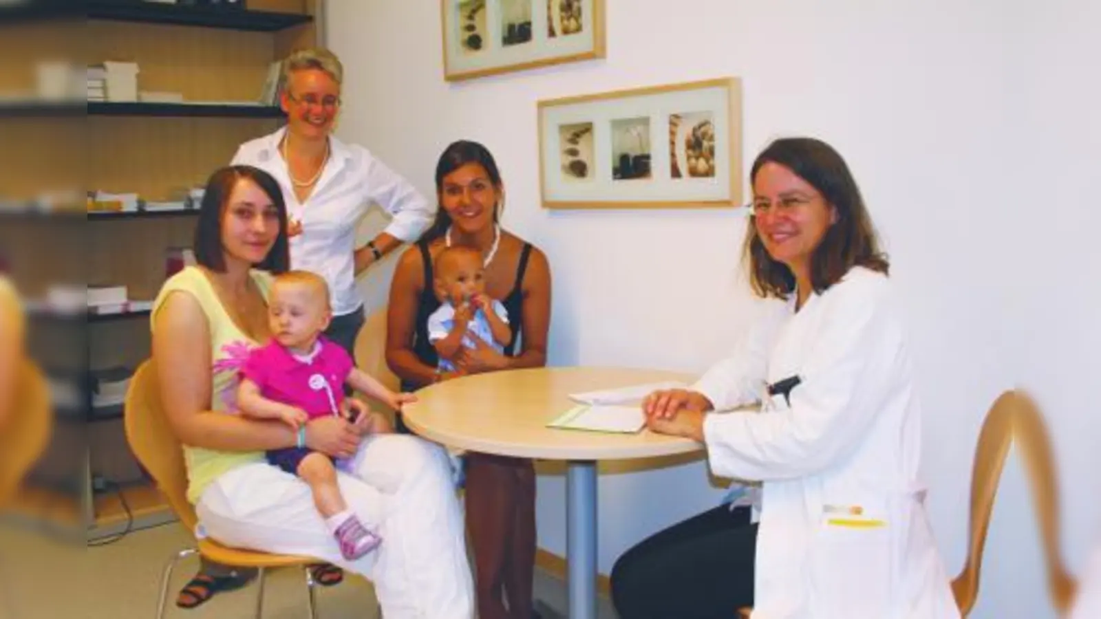Dr. Martina Baethmann (re.) und Anne Engels (2. v. li.) helfen Müttern und frühgeborenen Kindern – eine Hilfe, ohne die alles viel schwerer gewesen wäre, wie Claudia Gerhards (li., mit Tochter Alyssa) und Laura Fritzenwallner (mit Tochter Emily) betonen. (Foto: cr)