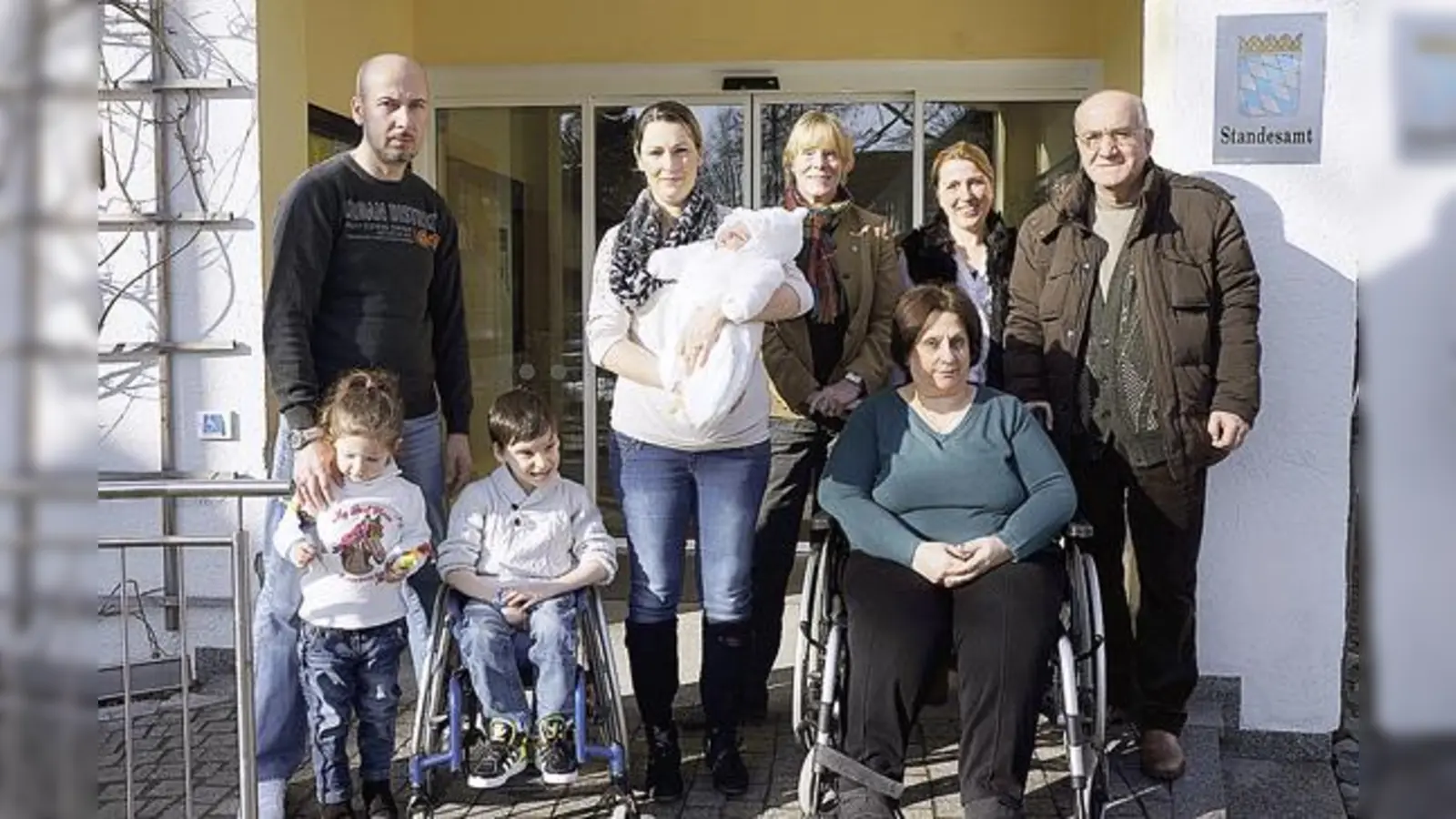 Bürgermeisterin Ursula Mayer (3. v. l.) und Petra Jablonski (4.v.l.) von der Verwaltung hoffen baldmöglichst passende Wohnungen für Familie Tmava und Khachuk zu finden, da diese von Obdachlosigkeit bedroht sind.  (Foto: Woschée)