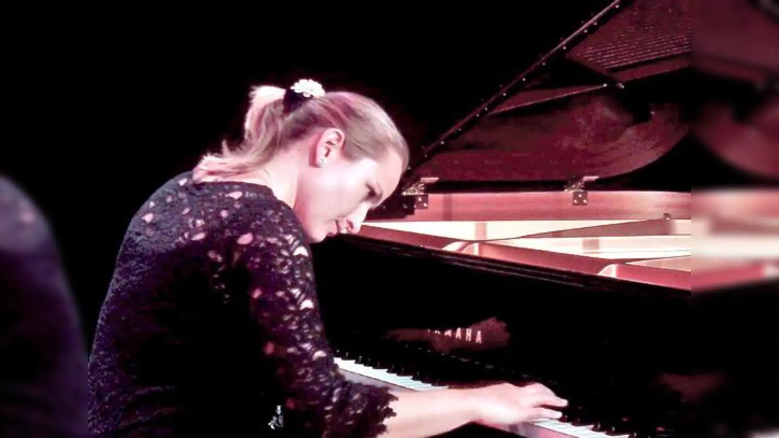 Pianistin Cornelia Malecki präsentiert ihr Können bei der Vernissage von Ingeborg Gruner.	 (Foto: VA)