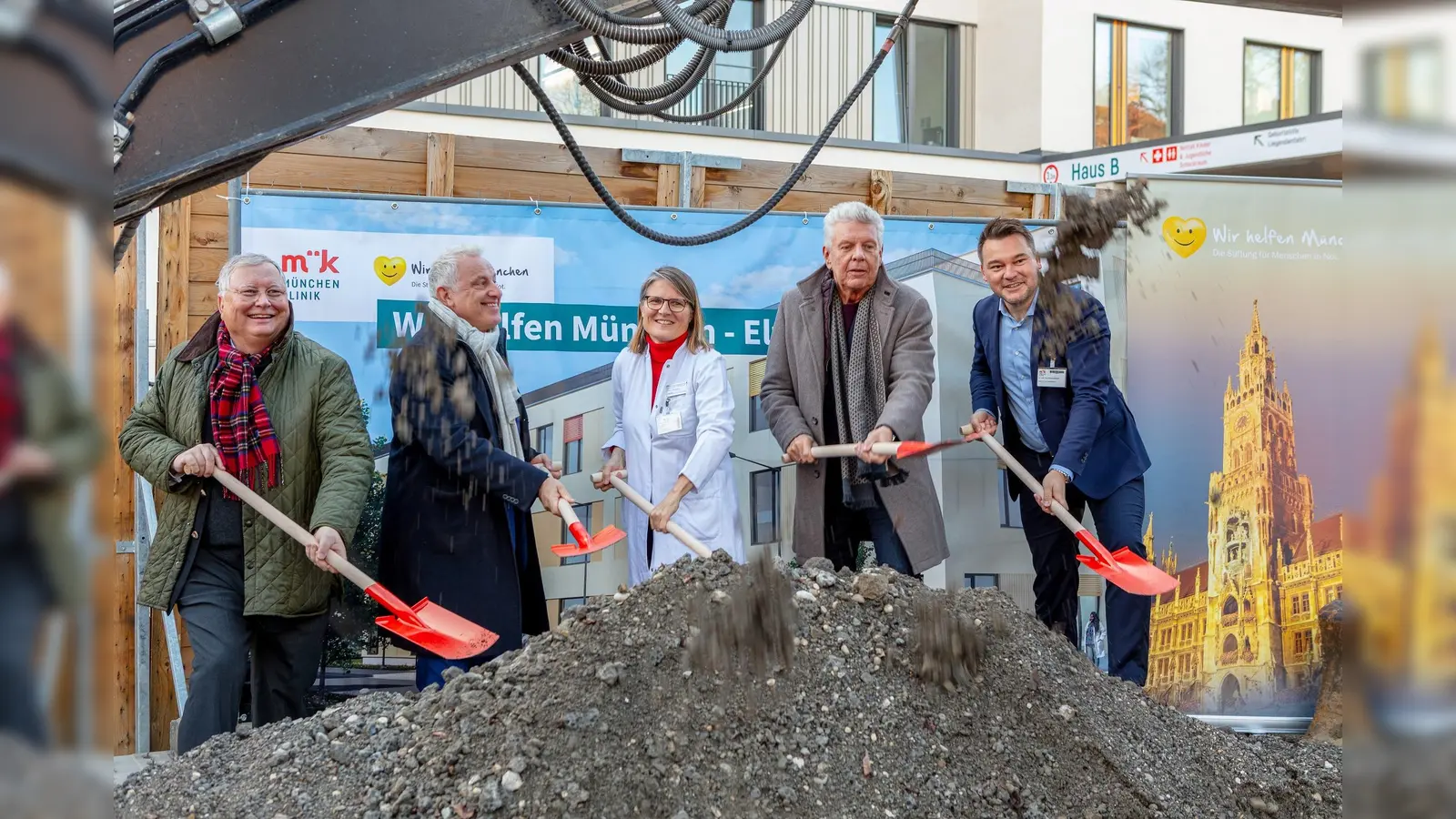 Den symbolischen Spatenstich für das neue Elternhaus setzten (v.l.n.r.) Prof. Stephan Heller, Harry Habermann (Stiftungsvorstand „Wir helfen München“), Prof. Julia Hauer, Dieter Reiter und Dr. Tim Guderjahn. (Foto: Steffen Leiprecht)
