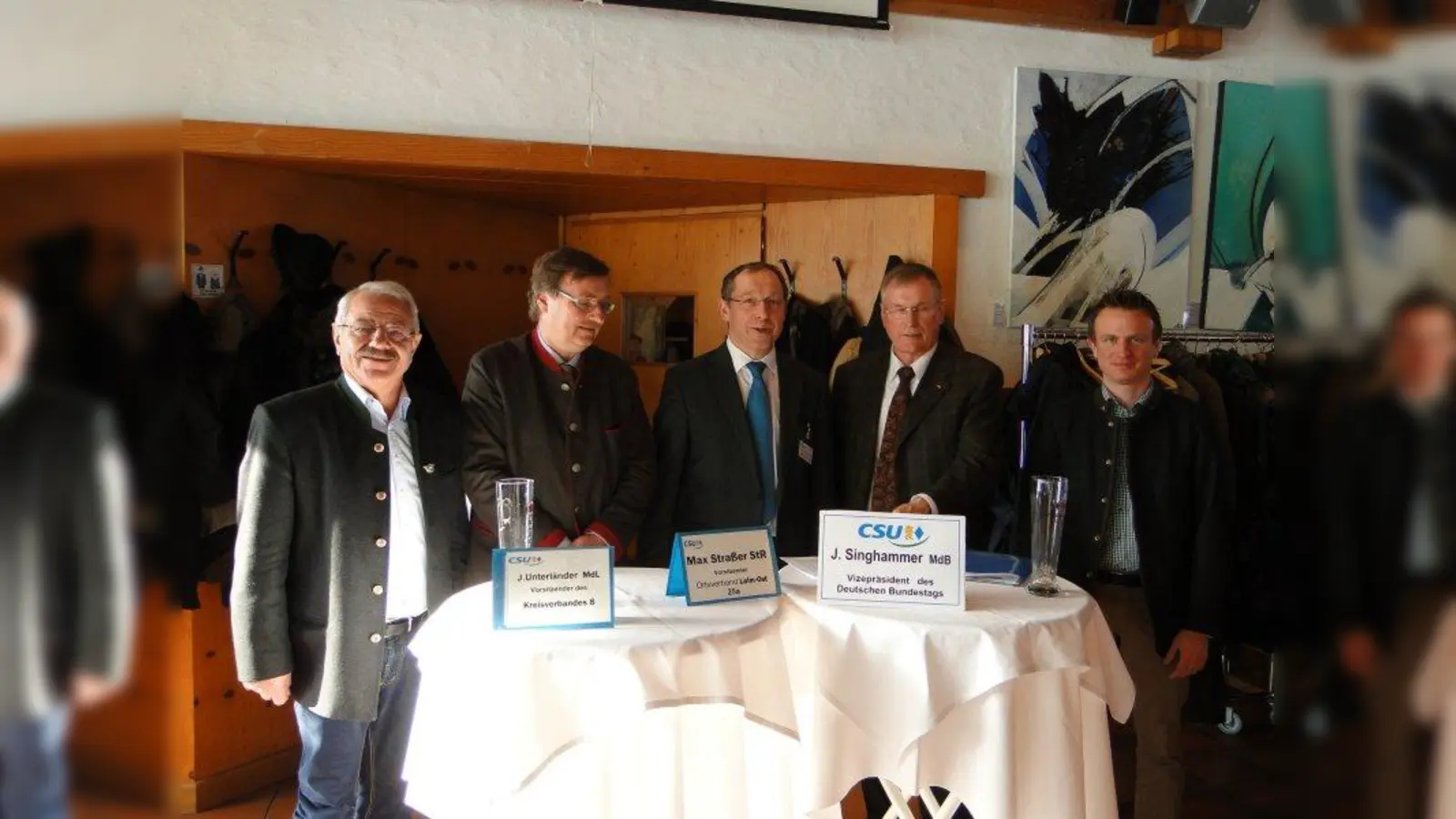 Die CSU will keine &amp;quot;unbegrenzte&amp;quot; Aufnahme (von links):Stadtrat Otto Seidl, MdL Joachim Unerländer, Stadtrat Max Straßer, MdB Johannes Singhammer und Stadtrat Dr. Hans Theiss. (Foto: pi)