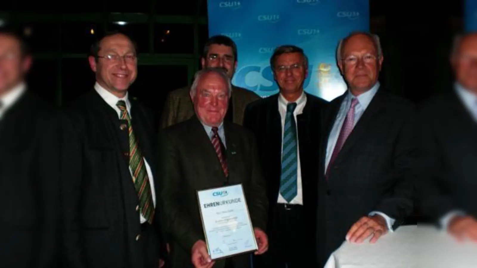 Hans Koller (2.v.l.) wurde für seine langjährige Treue und  besondere Verdienste geehrt. Max Straßer, Ortsvorsitzender der CSU Laim-Ost, Peter Hausmann, Ortsvorsitzender der CSU Laim-West und die Bundestagsabgeordneten Wolfgang Bosbach (CDU) und Hans-Peter Uhl (CSU) gratulierten (v.l.). (Foto: SE)