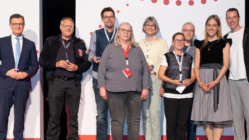 Freude bei der Ehrung (v.l.): Georg Götz (Geschäftsführer Blutspendedienst), Andreas Großmann (100 Blutspenden), Markus Schmolz (75 Blutspenden), Birgit Büsing (Bereitschaft Gilching), Iris Nowak, Gabriele Rennert und Roland Kleitsch (je 75 Blutspenden) sowie die Blutspendebotschafter Gela Allmann und Dominik Klein. (Foto: Blutspendedienst)
