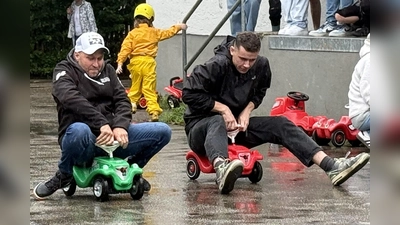 Große Männer - kleine Autos: Das Bobby-Car-Rennen ist ein Mordsspaß. (Foto: pst)