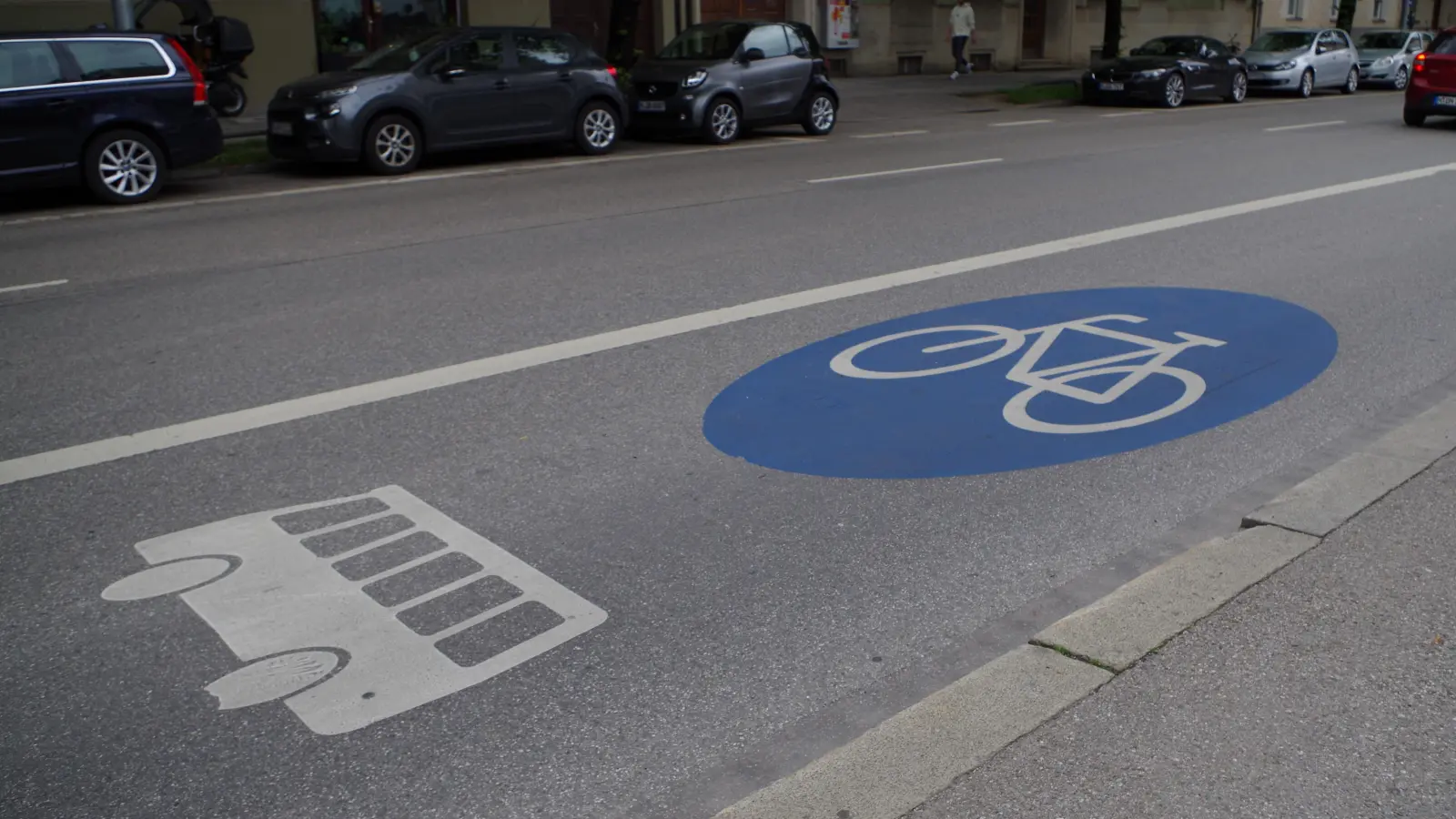 Zwischen Rotkreuzplatz und Wendl-Dietrich-Straße teilen sich Busse und Radfahrer eine Fahrspur. (Foto: kö)