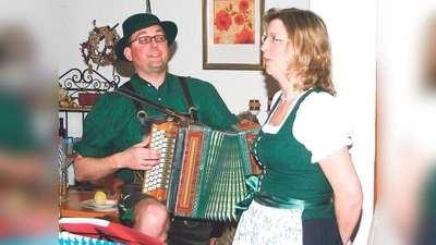 Beim 23. Josefi-Hoagarten überzeugte unter anderen das Duo »SZwoagrschoa«.	 (Foto: Rothhaupt)