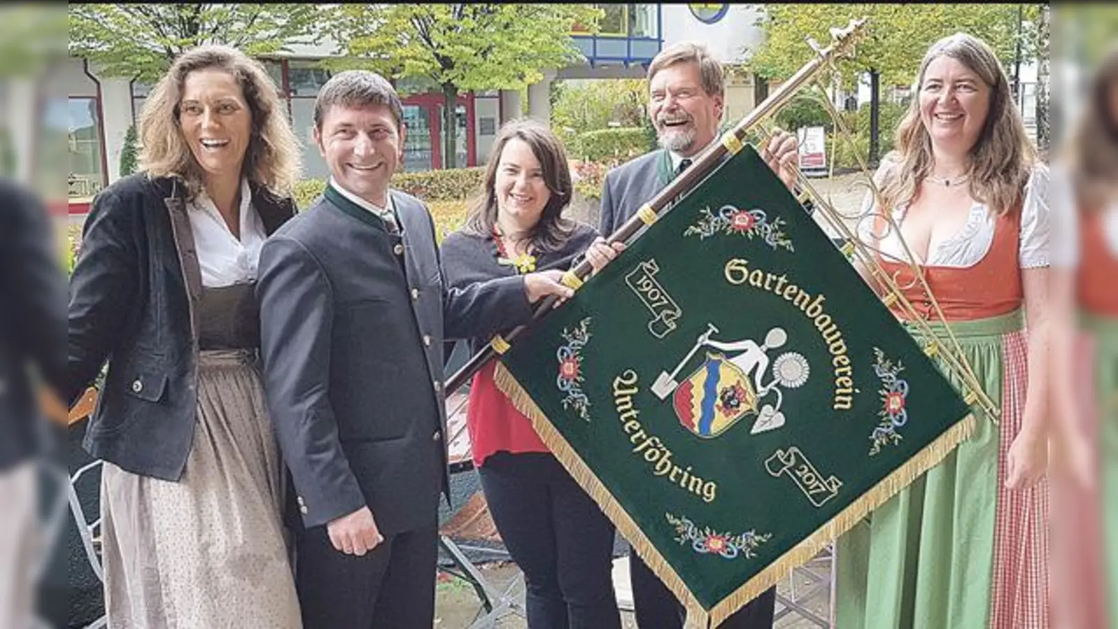 Bürgermeister Andreas Kemmelmeyer (Zweiter von links) präsentiert die neue Standarte des Gartenbauvereins Unterföhring. Die Gemeinde hatte dafür gespendet.	 (Foto: Verein)