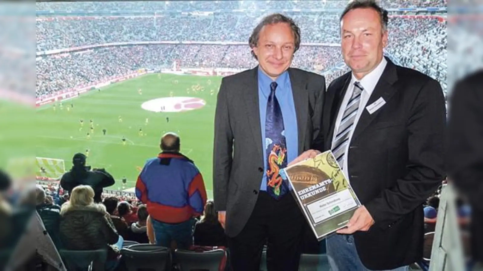 Die Allianz Arena war ein würdiger Rahmen. Walter Schmidkonz (vorne) und Wolfgang Lauter freuten sich über die Ehrenurkunde des DFB.	 (Foto: Verein)
