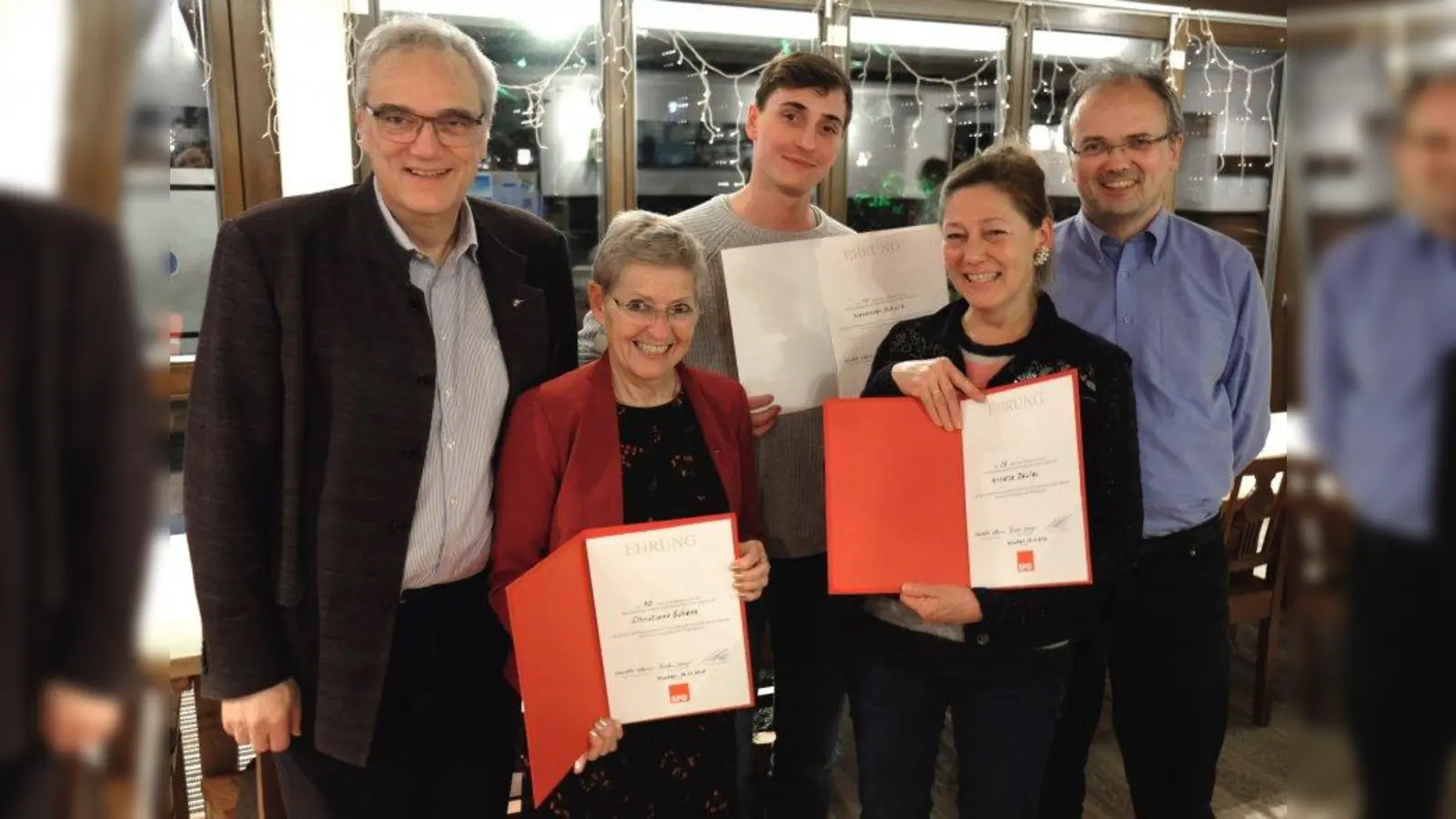 Ehrung für die langjährige Mitgliedschaft in der SPD Allach-Untermenzing: Christiane Schenk (2. von links), Alexander Schulz (Mitte) und Annette Deufel zusammen mit dem SPD-Landtagabgeordneten Florian Ritter (links) sowie dem Ortsvereinsvorsitzenden Christoph Unrath. (Foto: SPD Allach-Untermenzing)