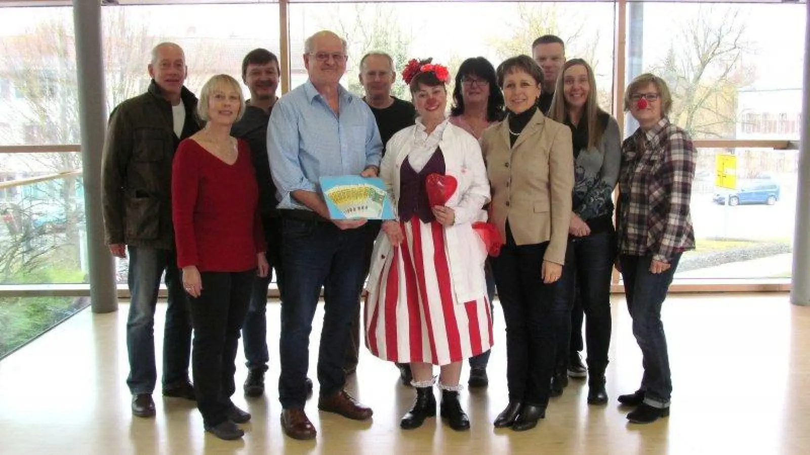 Grund zum Lachen, v.l.: Stefan Zöllner, Michaela Schleicher, Günther Huber, Hans Langwieder, Herbert Blum, Michaela Ranftl (Klinikclown ), Andrea Krebold, Martina Drechsler (Stellv. Landrätin ),Volker Mösle, Katrin<br>Müller-Albertshofer, Petra Sedlmeier. (Foto: LRA FFB)