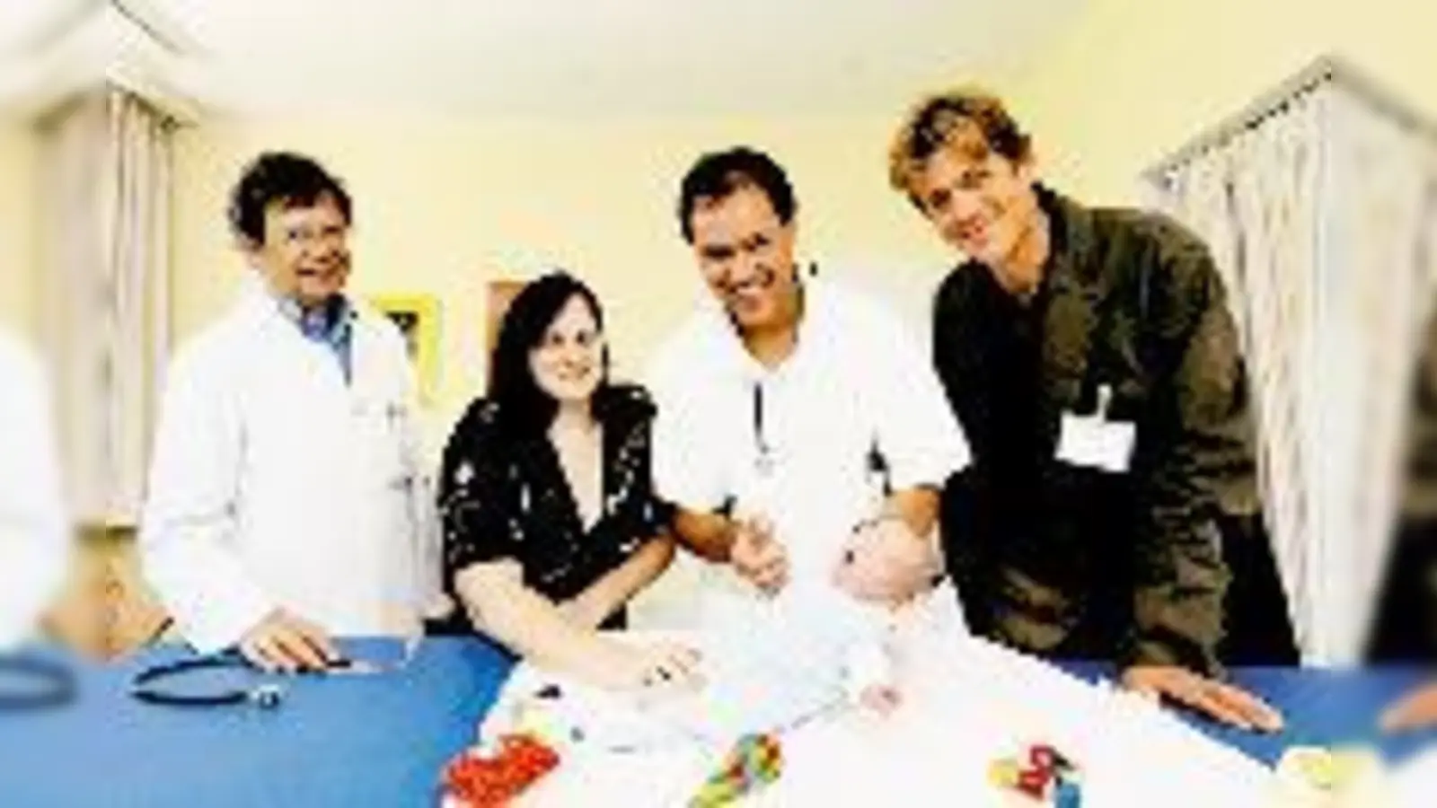 Chefarzt Prof. Reinhard Roos, der kleine Max und seine Mutter, mit dem Neonatologen Dr. Matthias Grimberg und Dr. Nikolaus v. Hofacker.  (Foto: Harl.e.kin)