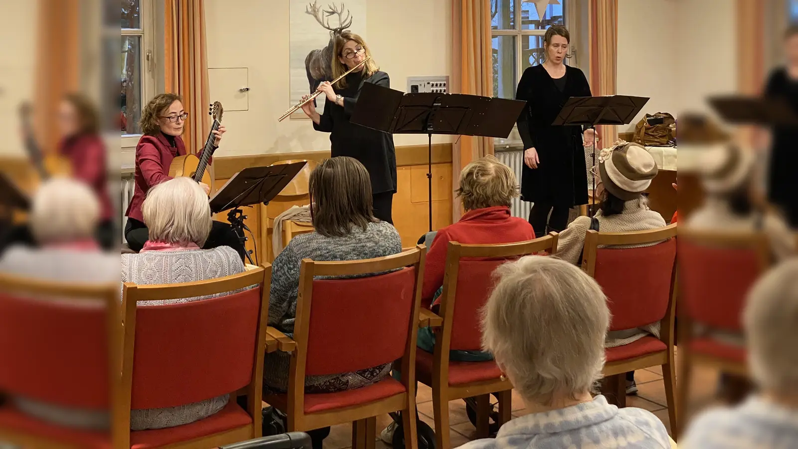 Für einen anregenden und besinnlichen Adventsnachmittag sorgten Schülerinnen im BRK-Seniorenwohnen am Westkreuz. (Foto: Lisa Mark)