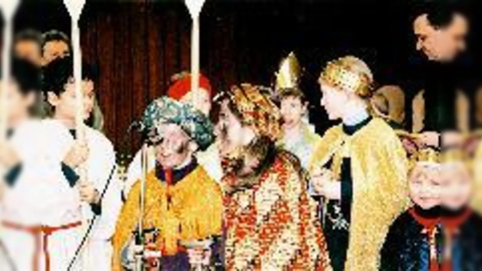 Die Schwabinger Sternsinger  hier bei einer öffentlichen Veranstaltung  zogen auch in diesem Jahr wieder durch die Kirchengemeinde St. Joseph und schrieben ihren Segen an die Haustüren.	 (Foto: Privat)