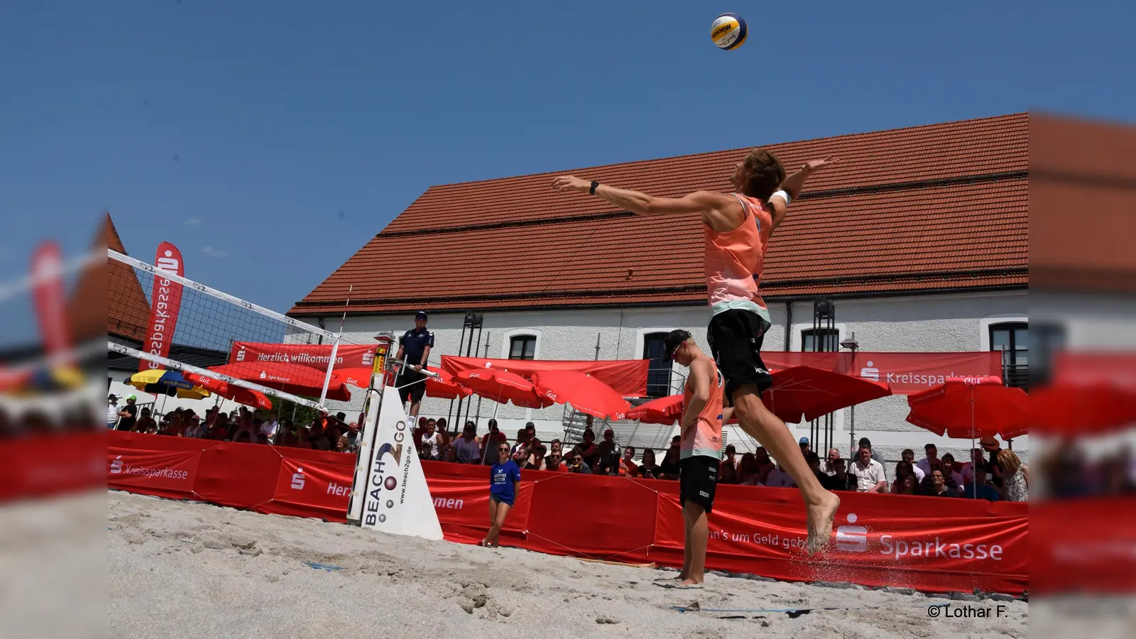 Spektakuläre Aufschläge, wie hier von Peter Wolf aus Düsseldorf gibt es am kommenden Wochenende beim BVV Beach Masters Premium zu bewundern. (Foto:  Lothar Forstmair)