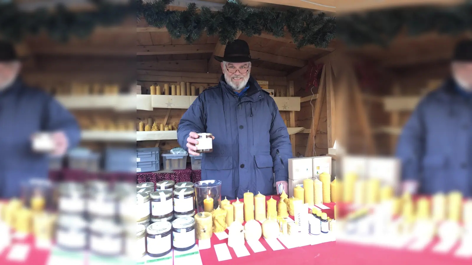 Imker Hubert Seibring bot Honig aus dem Grünwalder Forst an. Auch Bienenwachskerzen gehören zu seinem Programm. (Foto: hw)