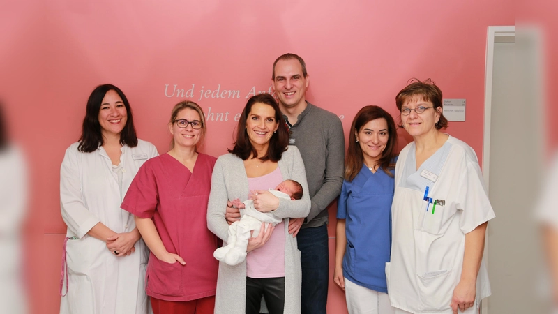 Willkommen Mats! (V.li.): Dr. Helen Budiman, Jusita Hohenleitner, Yvonne Materna mit Mats, Marco Spranger, Iman Khali und Gardy Halle. (Foto: Kreisklinik)