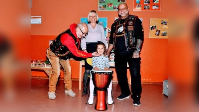 Biker im KIndergarten - links: Wolfgang Lang, Mitte: Kiga-Leitung Anita Scharl, rechts: Ferdinand Najmann und vorne die fleißige Trommlerin Amelia.  (Foto: Paolo Degli Eposti)