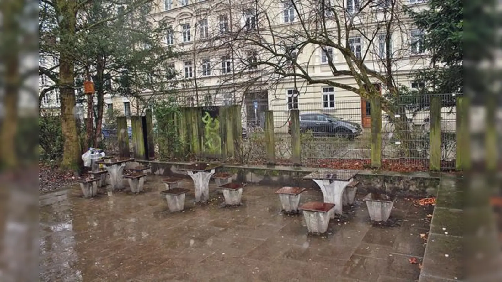 Die Anwohner der Eduard-Schmid-Straße sind genervt von »Partys« an den Tischgruppen im angrenzenden Park. Von übermäßigem Alkoholkonsum und Pöbeleien ist die Rede. Jetzt will eine Bürgerin das Mobiliar abbauen lassen.	 (Foto: js)