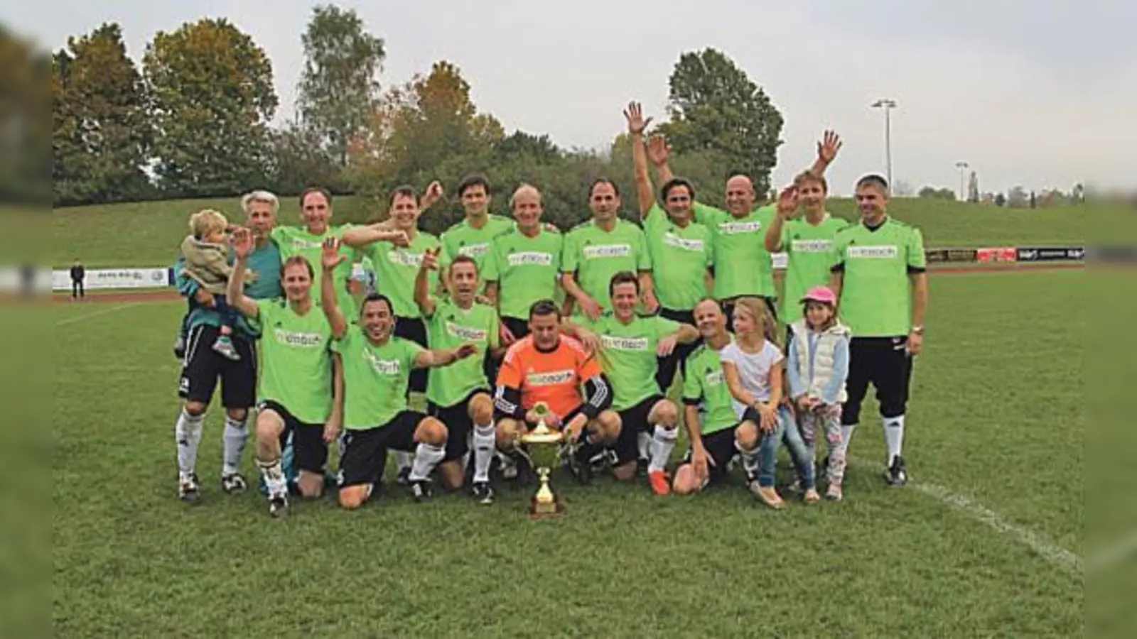 Die Grünwalder Senioren-C-Mannschaft freut sich über den Münchner Senioren-Pokal.  (Foto: VA)