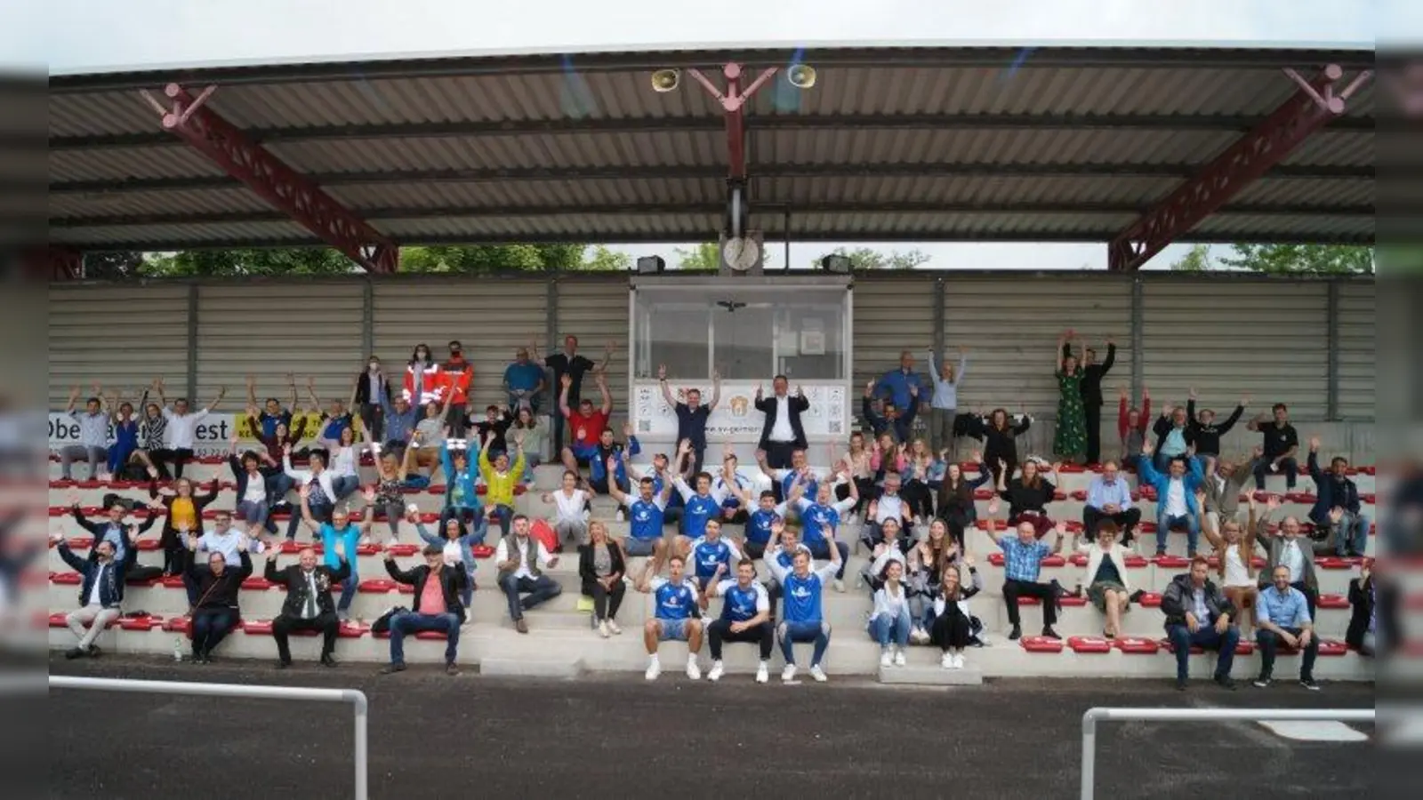 Wir haben gewonnen! Freude bei den erfolgreichen Germeringer Sportlern, die auf der Tribüne des SVG feierten. (Foto: pst)
