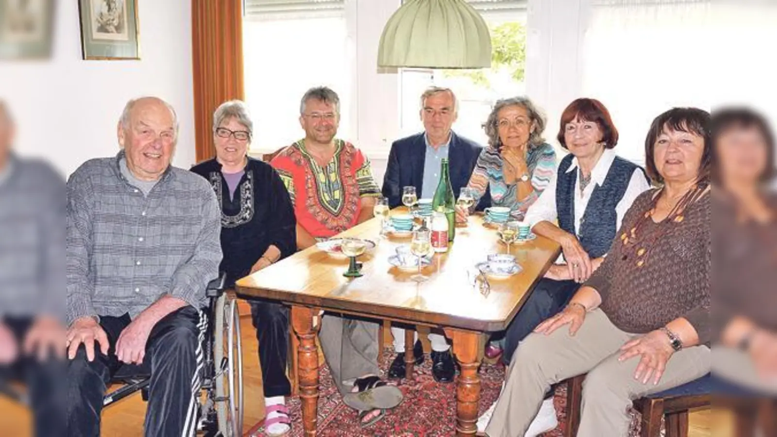 Bei einem Gläschen Wein über Gott ins Plaudern kommen, dass will Pfarrer Christoph Nobs (3. v. l.) und seine Schäfchen vom Pfarrverband.	 (Foto: hw)