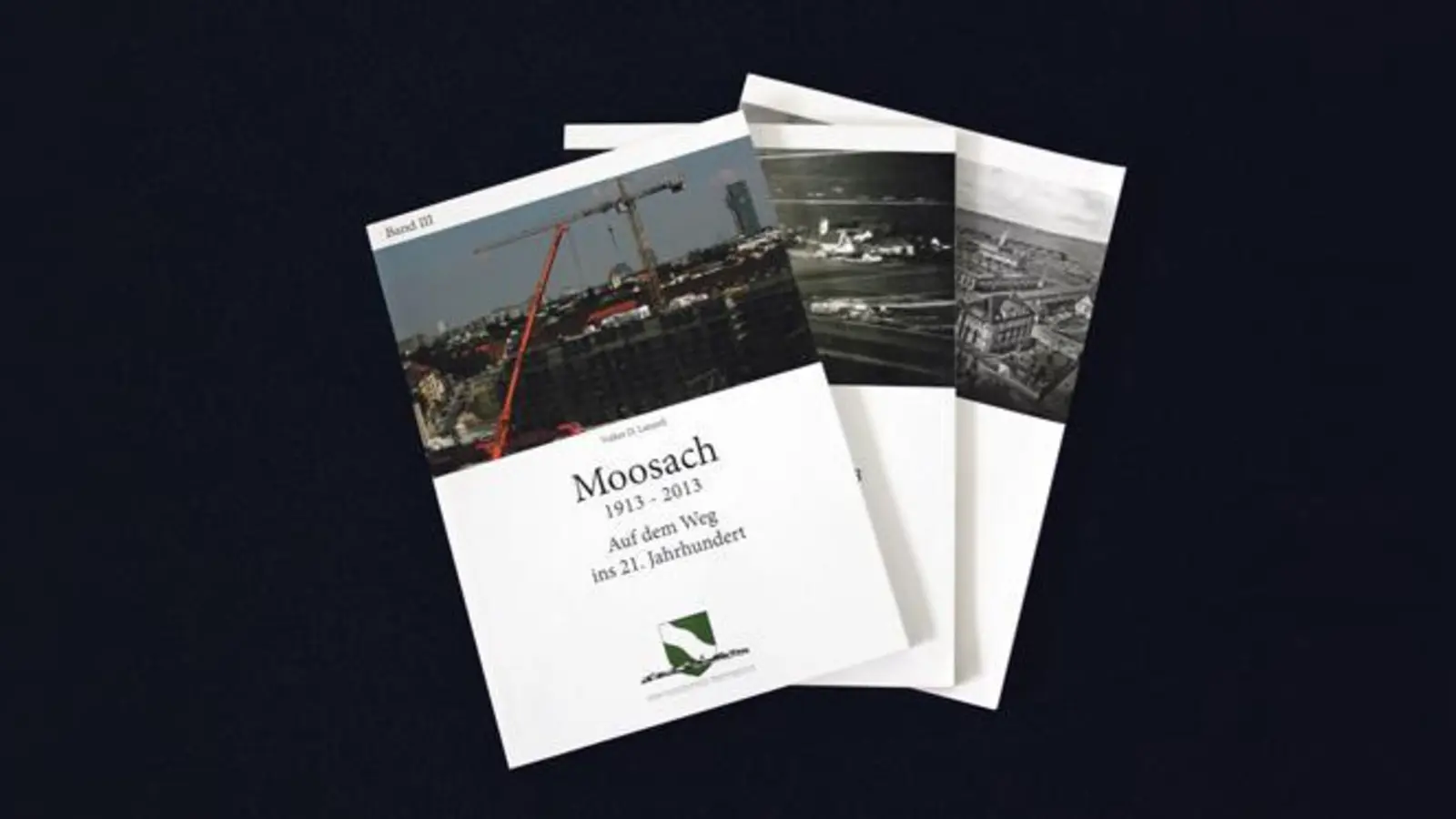 Nun sind sie komplett: die drei Bildbände zur Moosacher Ortsgeschichte.	 (Foto: Katja Brenner)