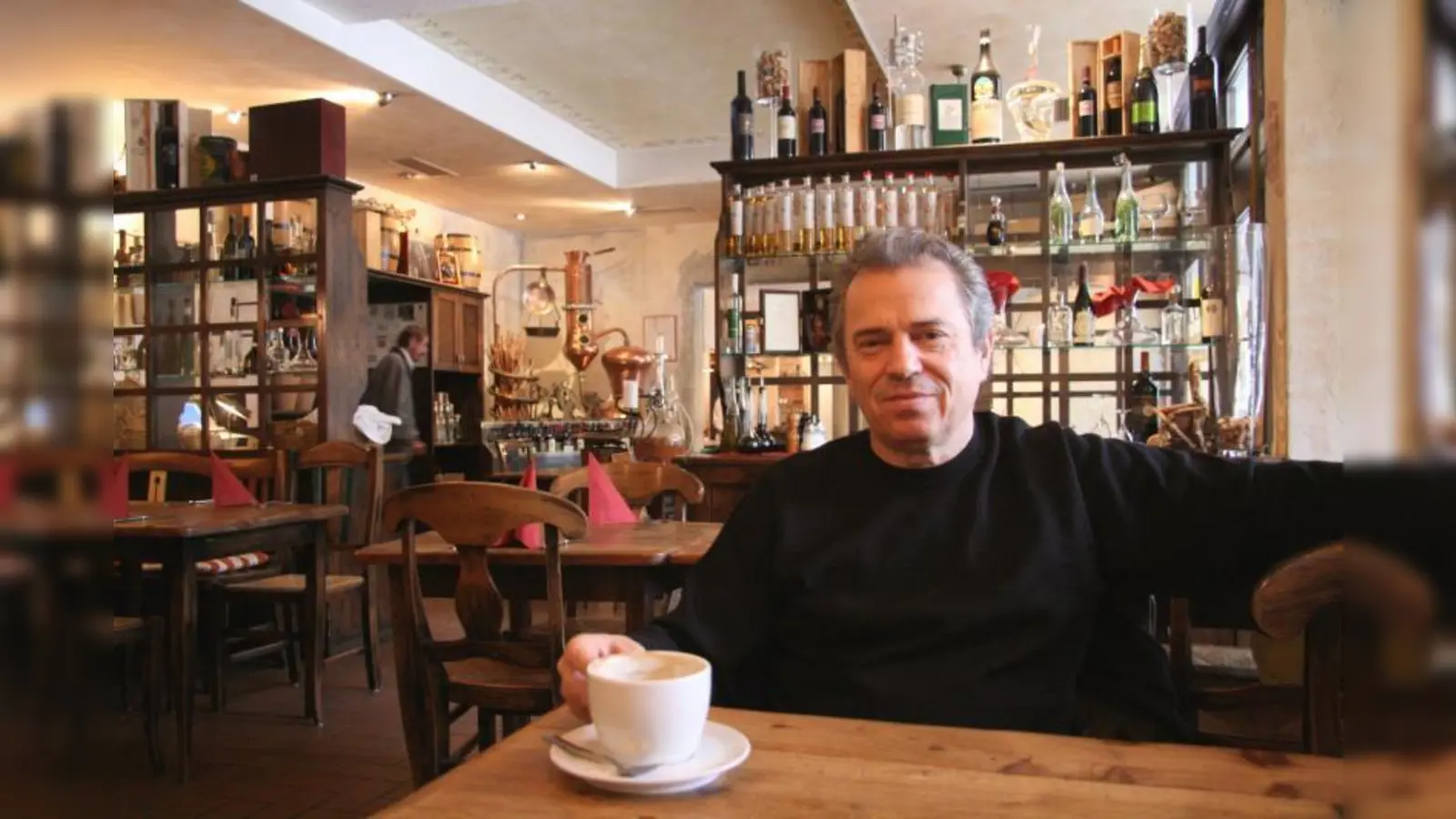 Günther Sigl schätzt die schöne Natur rund um Gräfelfing und dem Würmtal und all die vielen Biergärten und Restaurants, wie hier den Grappabrenner. (Foto: US)