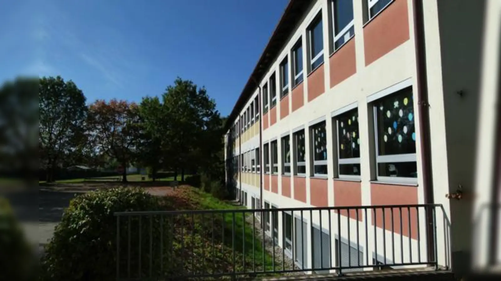 Die alte Grundschule am Fürholzer Weg soll abgerissen, die Kinder in Containern unterrichtet und eine neue Schule samt Mittagsbetreuung gebaut werden.  Gesamtkosten: 15,8 Millionen Euro.	 (Foto: bb)