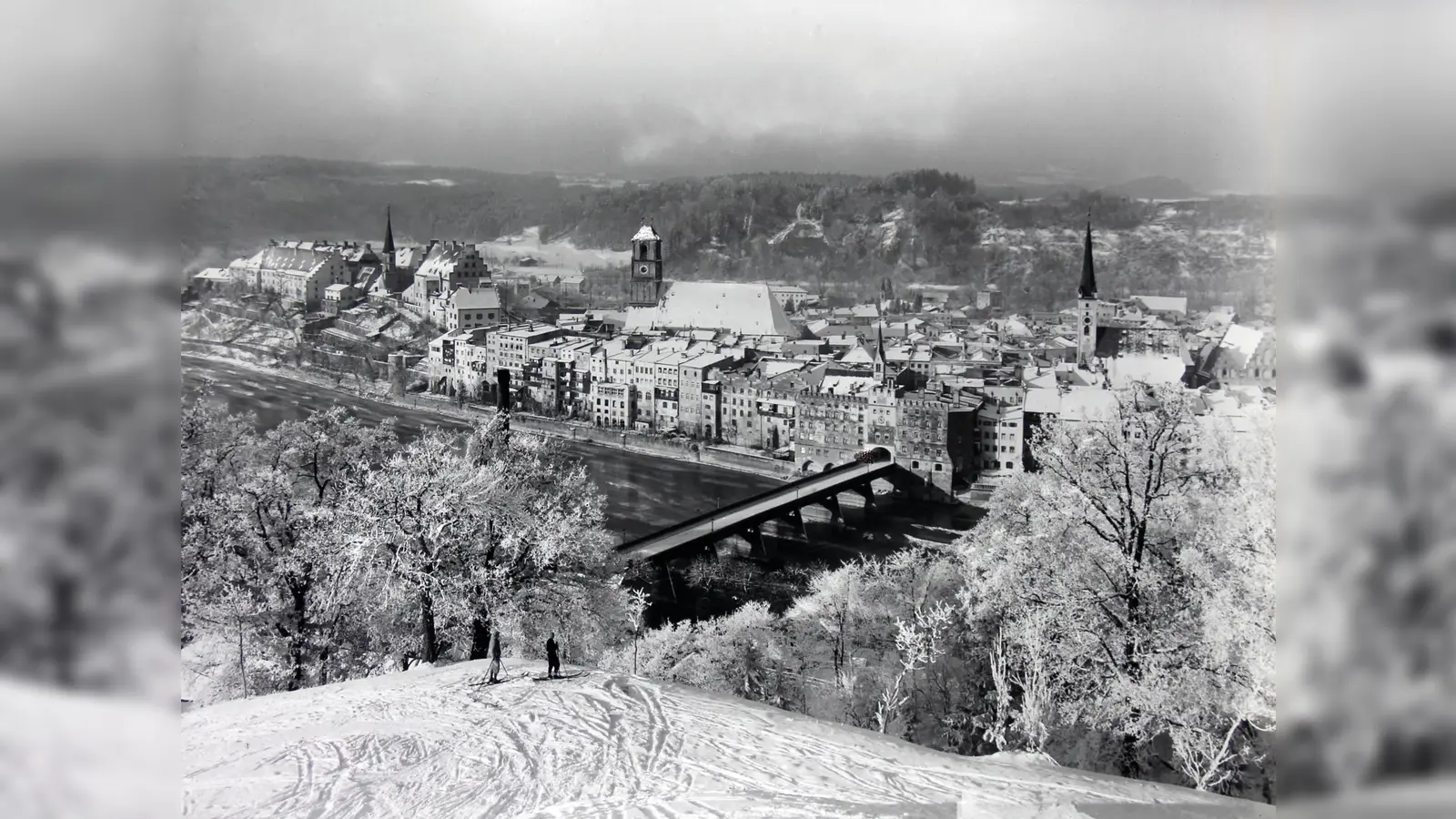 Skifahren mit Blick auf Wasserburger Altstadt in den 1930er Jahren. (Foto: © Stadtarchiv Wasserburg)