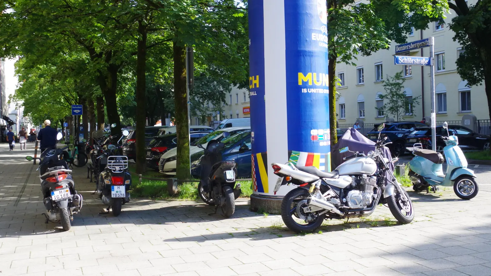In der Donnersbergerstraße will der Bezirksausschuss spezielle Motorrad-Parkplätze schaffen, damit die Gehwege wieder freier und besser passierbar werden. (Foto: Beatrix Köber)