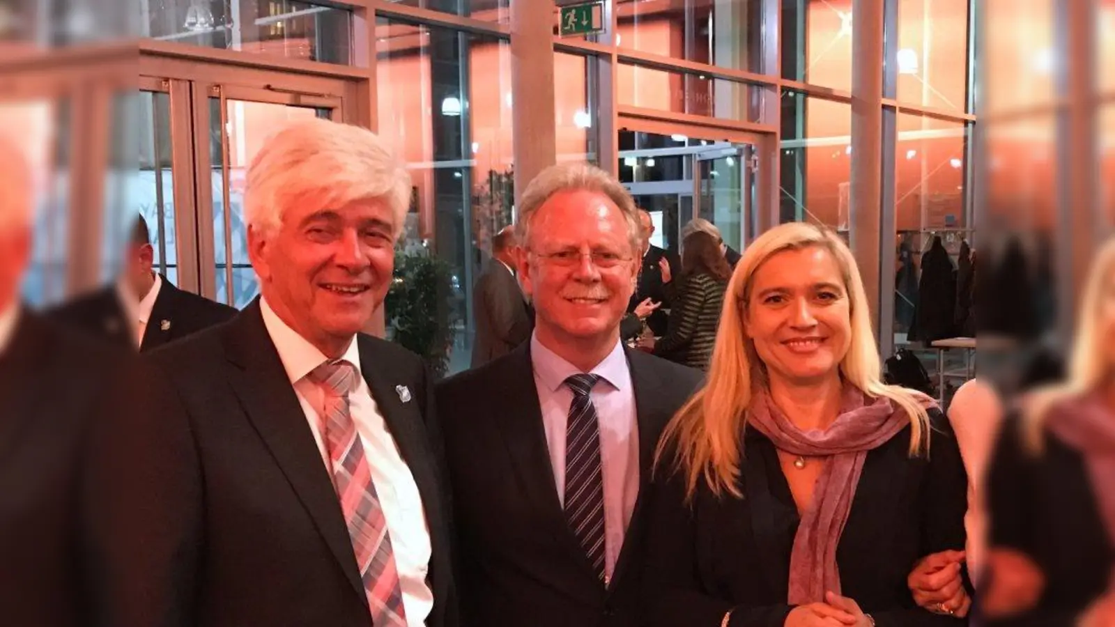 Dr. Karl Breu (Mitte) mit Gesundheitsministerin Melanie Huml und dem Präsidenten der Bayerischen Landesärztekammer Max Kaplan. (Foto: Ärztlicher Kreisverband)