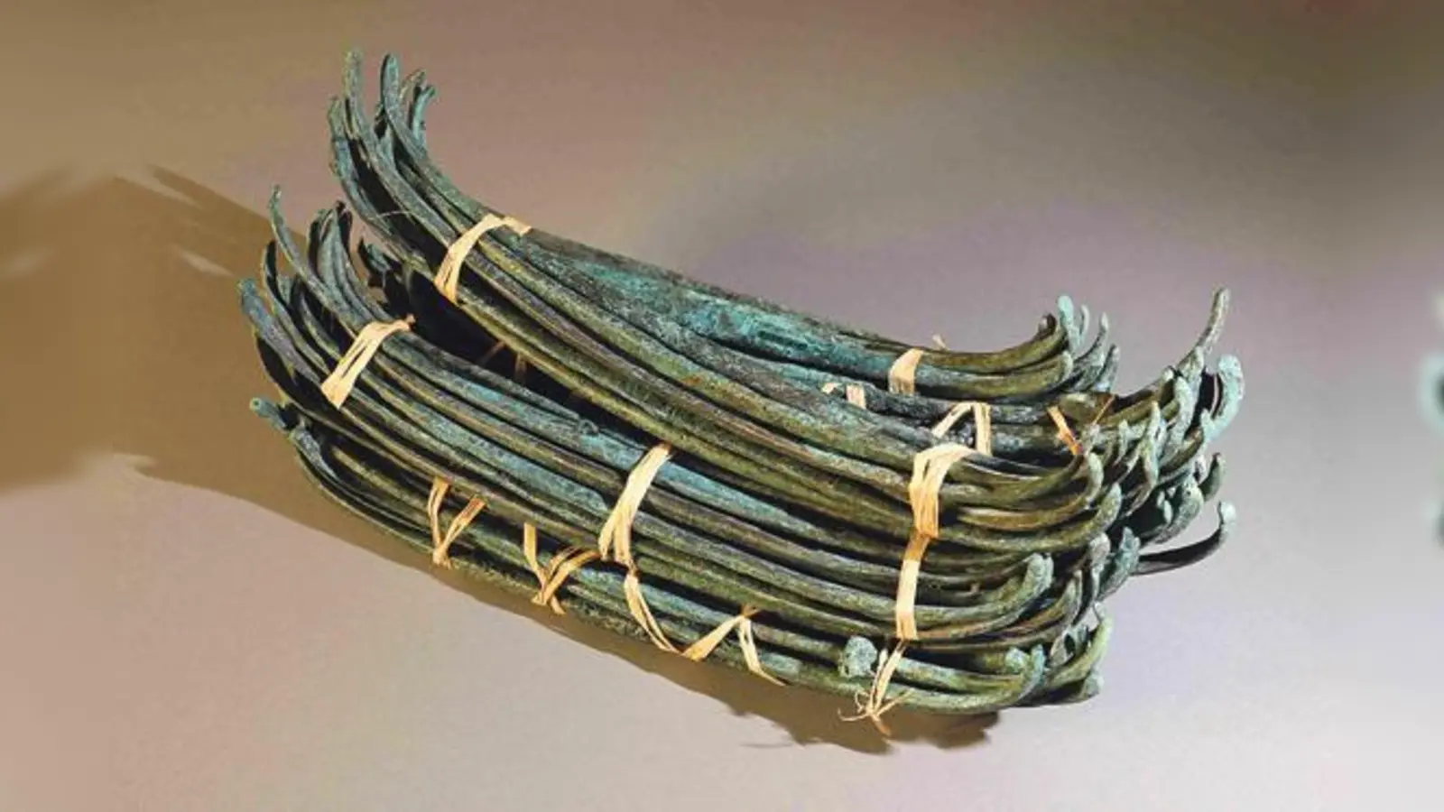 Die Spangenbarren (hier etwa 70 der in Oberding gefundenen 796) bündeln den in der Bronzezeit wichtigen Rohstoff Kupfer. 	 (Stadt: Erding)