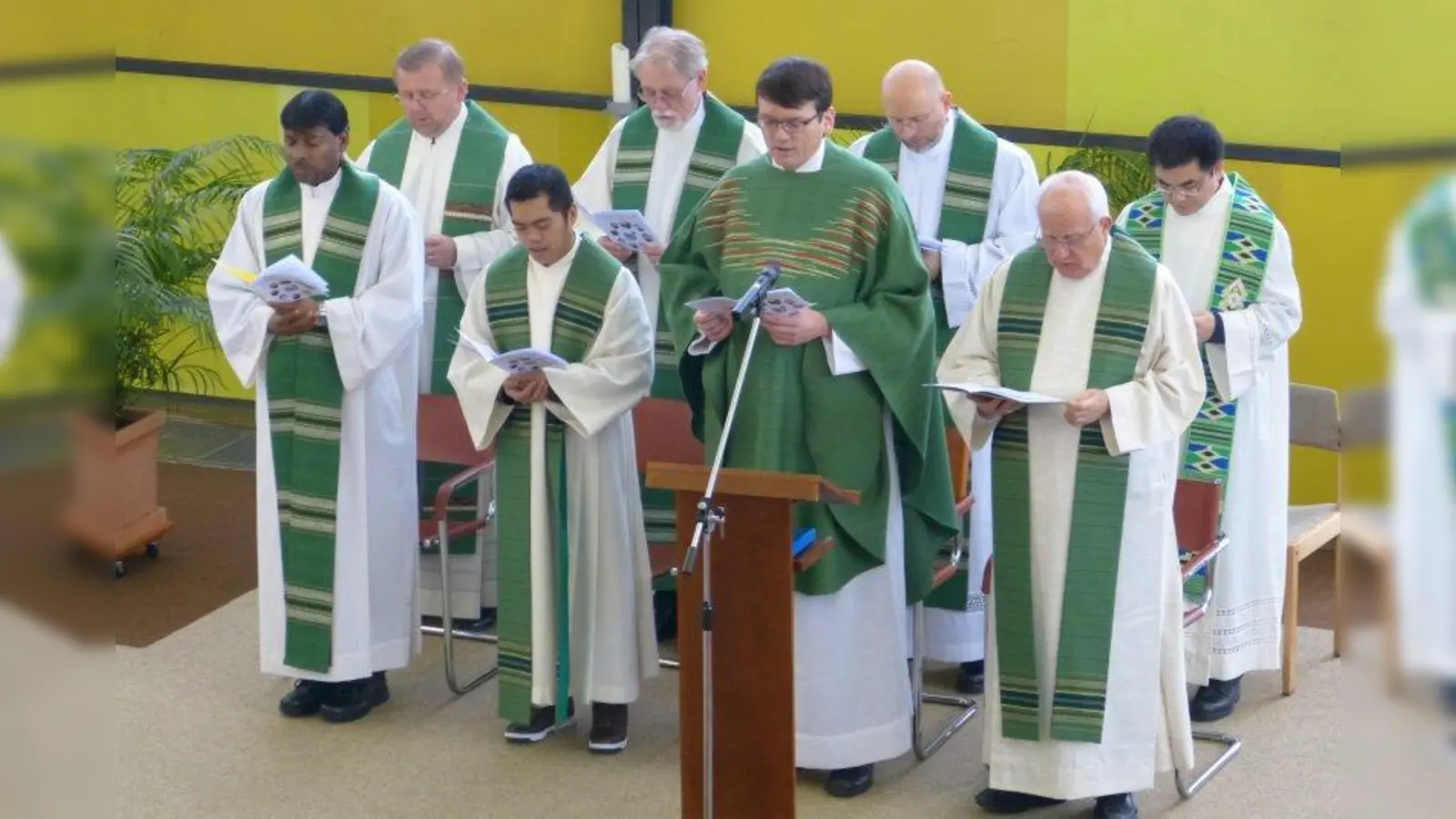 Sieben Steyler Patres aus der Münchner Kommunität und Provinzial Ralf Huning feierten den Gottesdienst. (Foto: Gem)