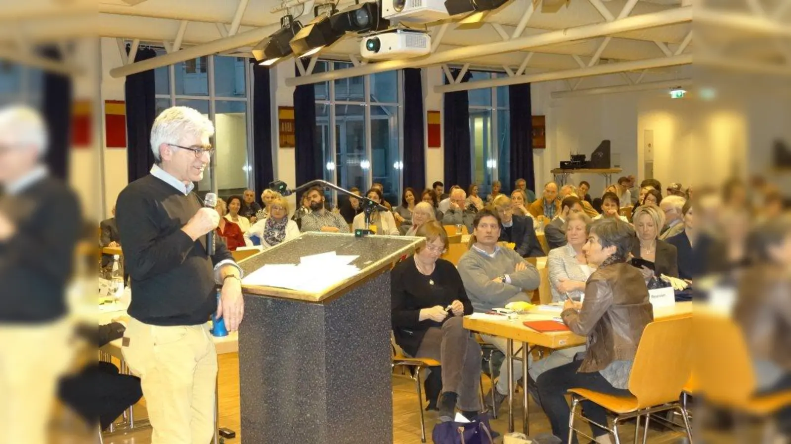 Rudolf Stummvoll, Leiter des Amts für Wohnen und Migration, beantwortete Fragen zur Flüchtlingsunterkunft in der Forstenrieder Allee. (Foto: tab)