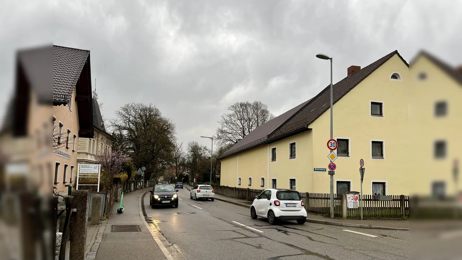 Querungshilfe über dei Pippinger Straße: An der Pippinger Straße / Betzenweg kann die Ampel aufgestellt werden, wenn es nach der Mehrheit der Bürger, dem Musikforum und der Mehrheit des Bezirksausschusses 21 geht.  (Foto: Ulrike Seiffert)