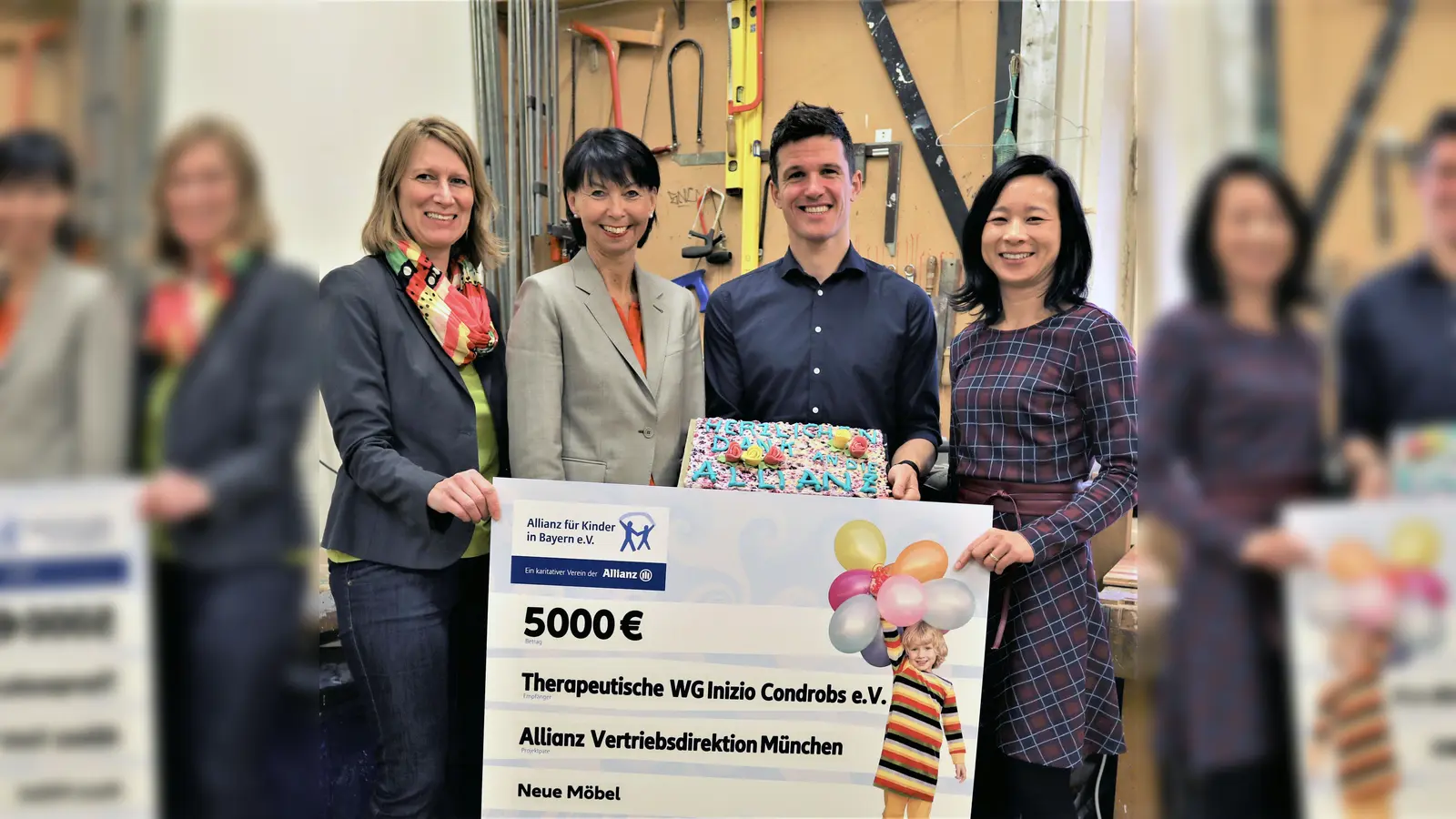 Viel Freude über den Spendenscheck (von links): Birgit Treml (Condrobs), Spendenpatin Alexandra Seibold, Einrichtungsleiter Thomas Dullnig und Châu Báu Tang-Rupp (Geschäftsführerin der Allianz für Kinder in Bayern). (Foto: Condrobs)