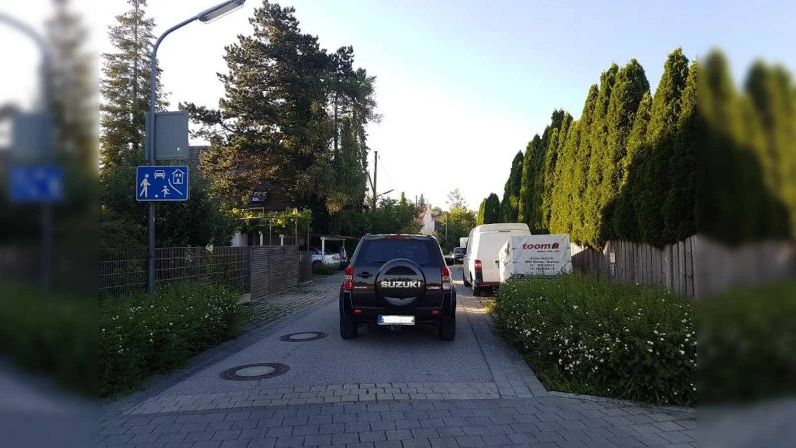 Die Jestelstraße ist eigentlich eine Spielstraße, in der nur Schrittgeschwindigkeit gefahren werden darf. (Foto: sb)