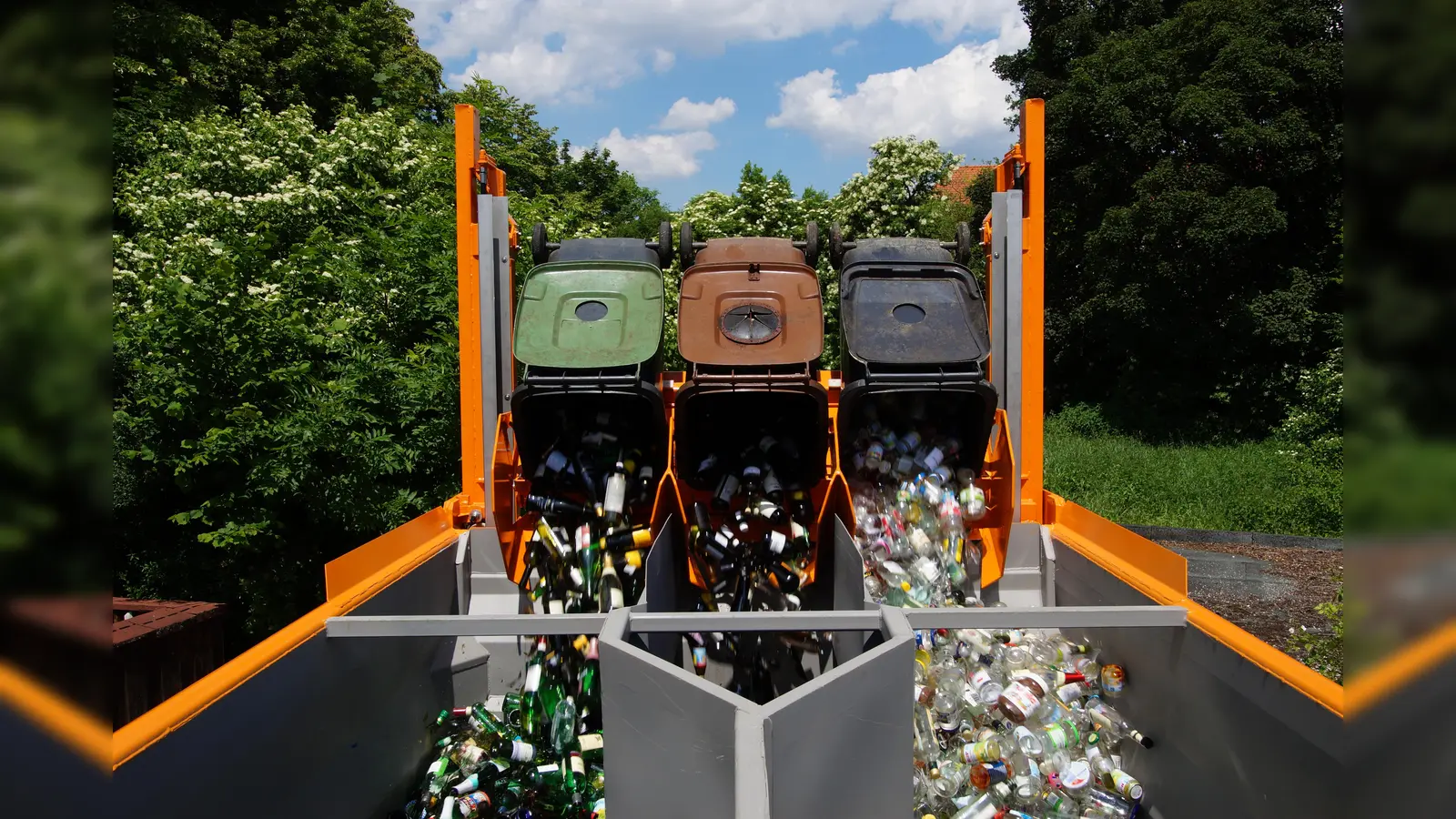 Ein Entsorgungsfahrzeug mit drei Kammern sorgt für eine sortenreine Trennung beim Altglas. Auch in Zeiten von Corona werden die Abfall- und Entsorgungsmöglichkeiten aufrecht erhalten.  (Foto: Schallmoser)