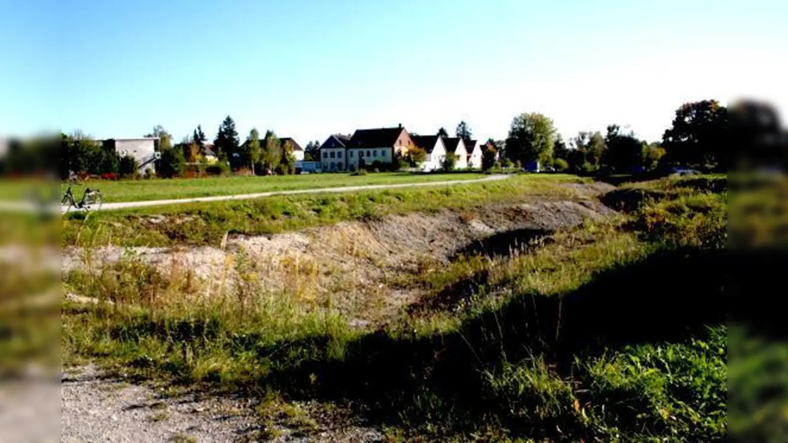 Teile des Bachbetts sind bereits angelegt. In drei Bauabschnitten soll der  Hachinger Bach bis zum Bahndamm renaturiert werden.	 (Foto: js)