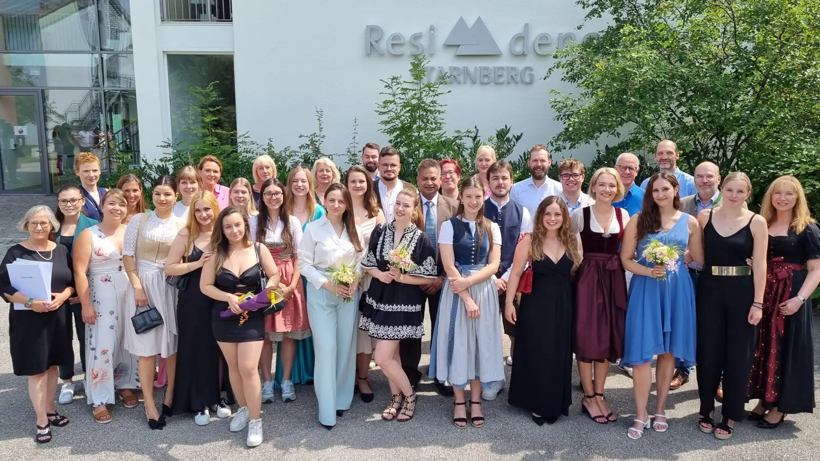 Die erfolgreichen Absolventinnen und Absolventen mit ihren Lehrkräften, Praxisanleitungen und der Geschäftsleitung der Starnberger Kliniken. (Foto: Starnberger Kliniken)