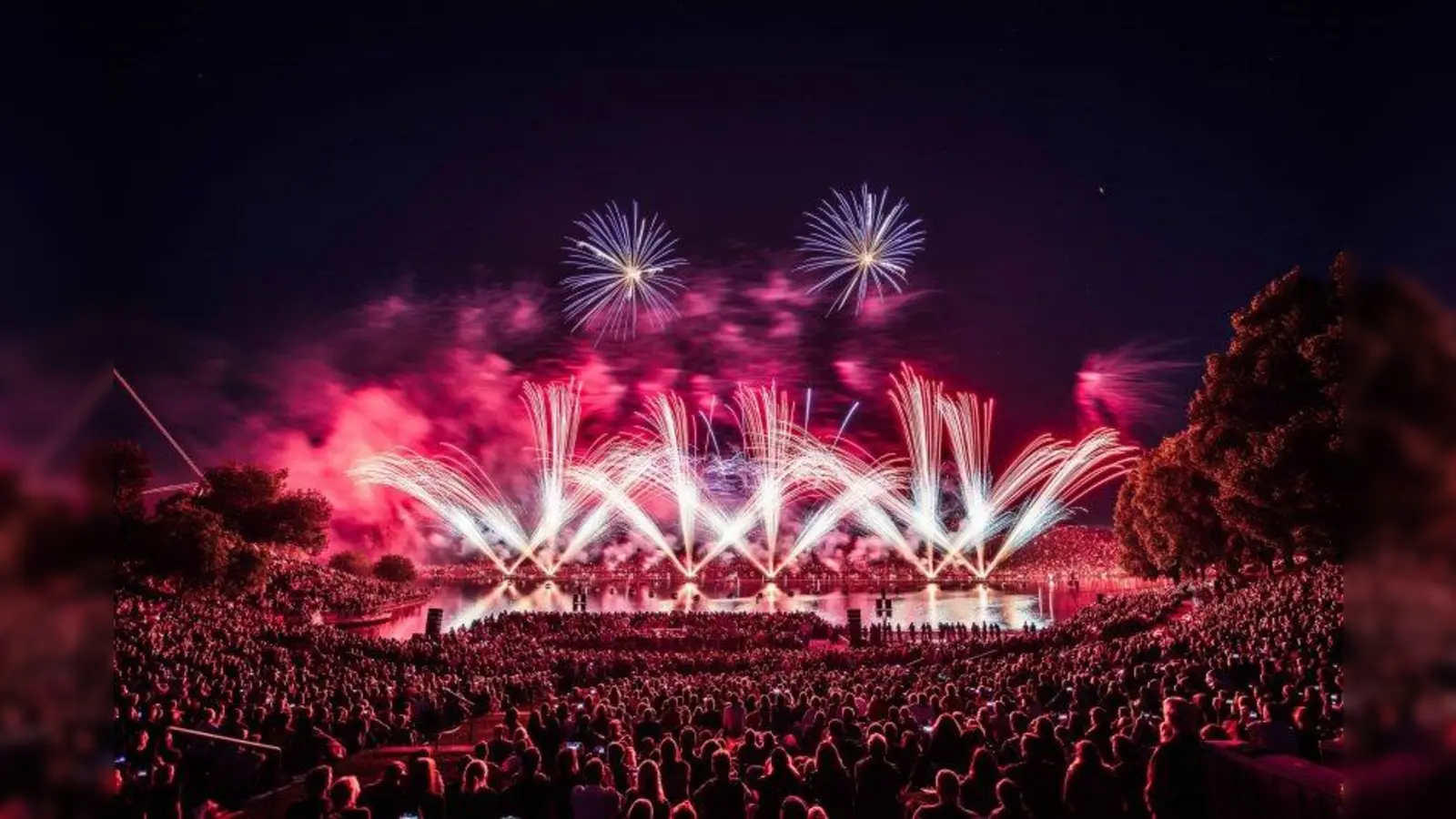 Das Feuerwerkspektakel am Abend bildet im jeden Jahr den krönenden Abschluss des Münchner Sommernachtstraums im Olympiapark. (Foto: Fabian Stoffers)